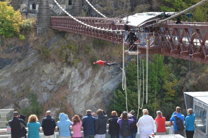 Bungy jumping – the craziest in New Zealand  - ảnh 2